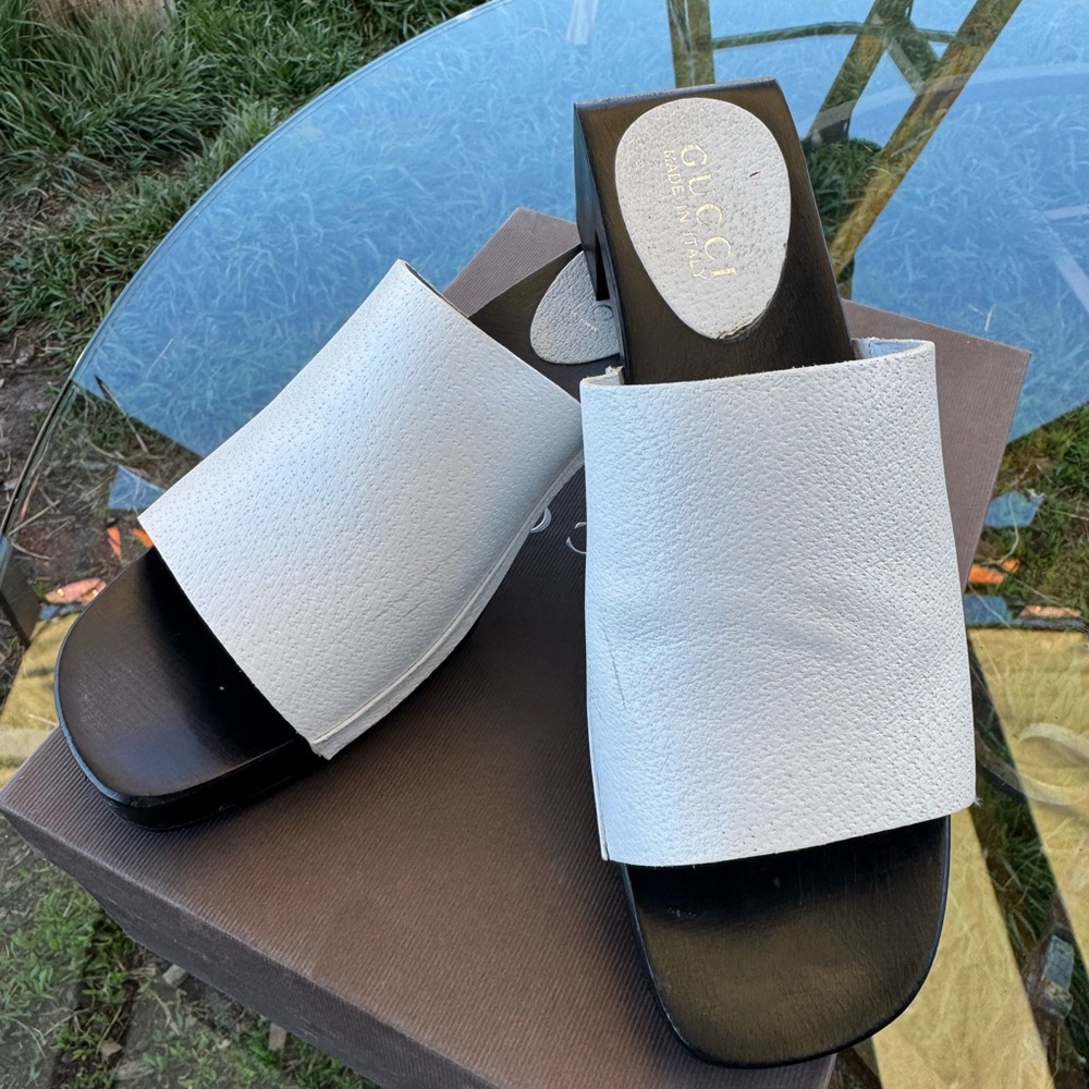 Gucci White and Black Mules with Textured Straps